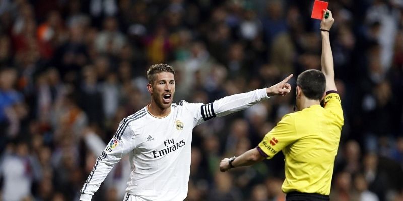 Mẹo Chơi Kèo Thẻ Phạt Hiệu Quả Nhất Từ Chuyên Gia 77BET 4 Có nhiều cầu thủ dễ bị phạt thẻ hơn các cầu thủ khác